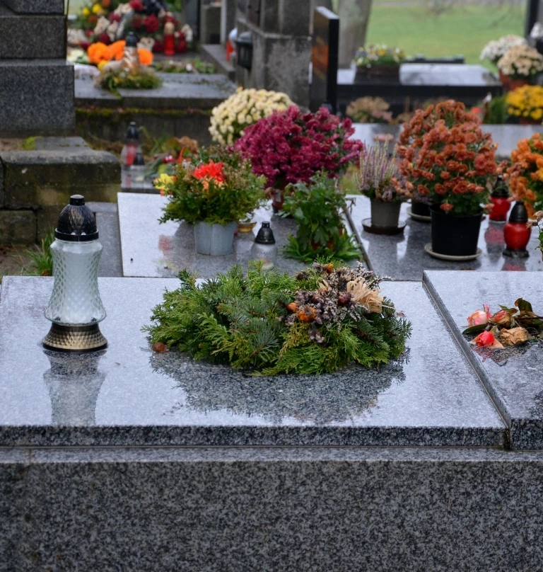 kwiaty na grobie