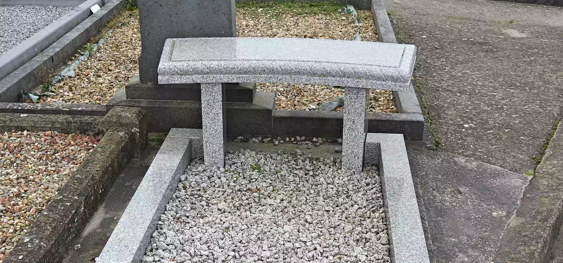 ławka na cmentarzu